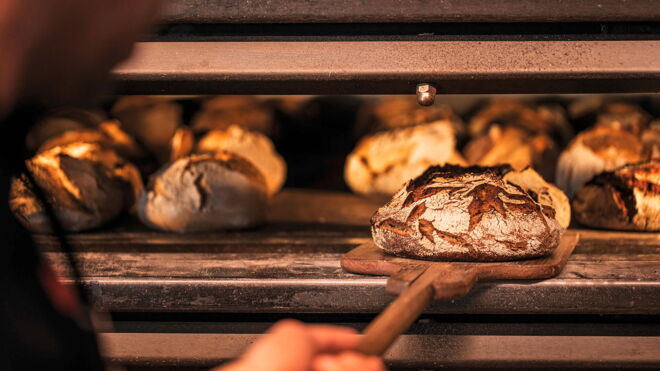 Ihle BAKER'S Manufakturbrote – vor Ort im heißen Steinbackofen ausgebacken, bildet sich eine kräftige Kruste und saftige Krume.