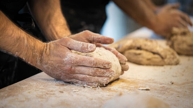 In der Ihle BAKER'S Brotmanufaktur wird jedes Brot von Hand geformt.